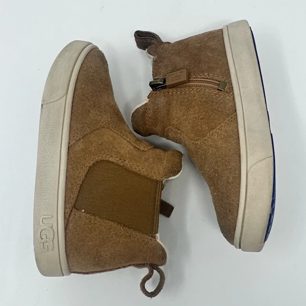 UGG Cozy Tan Kids Shoes sz.8c